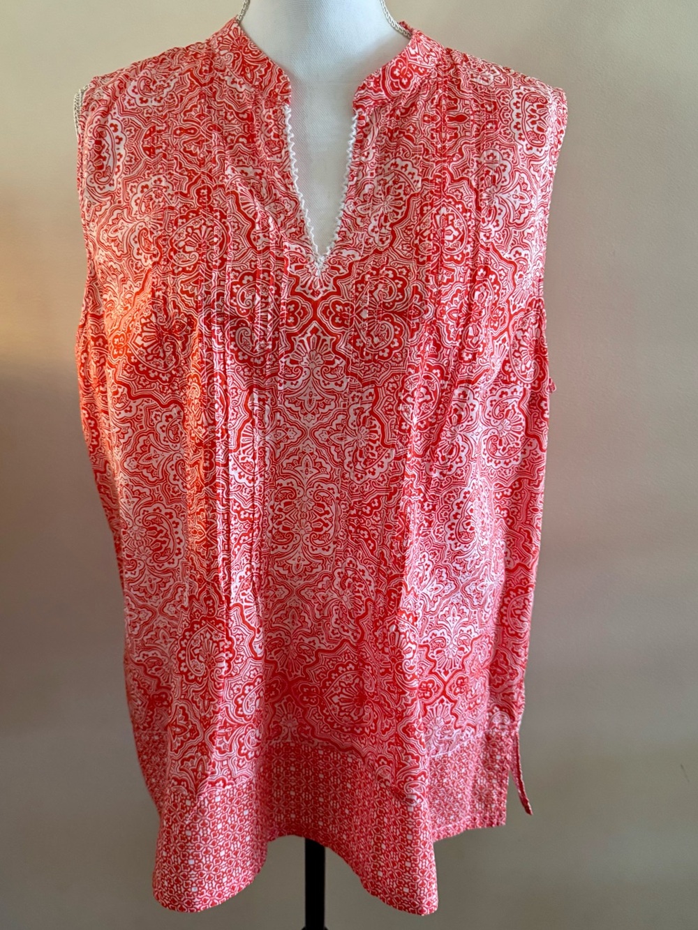 Jones New York Coral and White Sleeveless Paisley Split-Neck Tunic